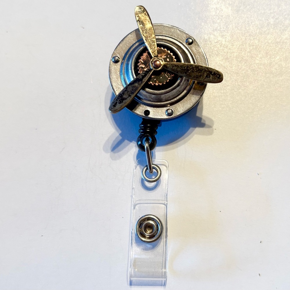 Retractable badge holder